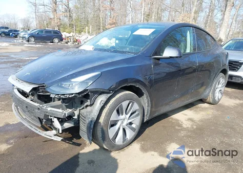 2024 Tesla Model Y Long Range Dual Motor All-Wheel Drive z USA, uszkodzony, nr VIN 7SAYGDEE9RA244223